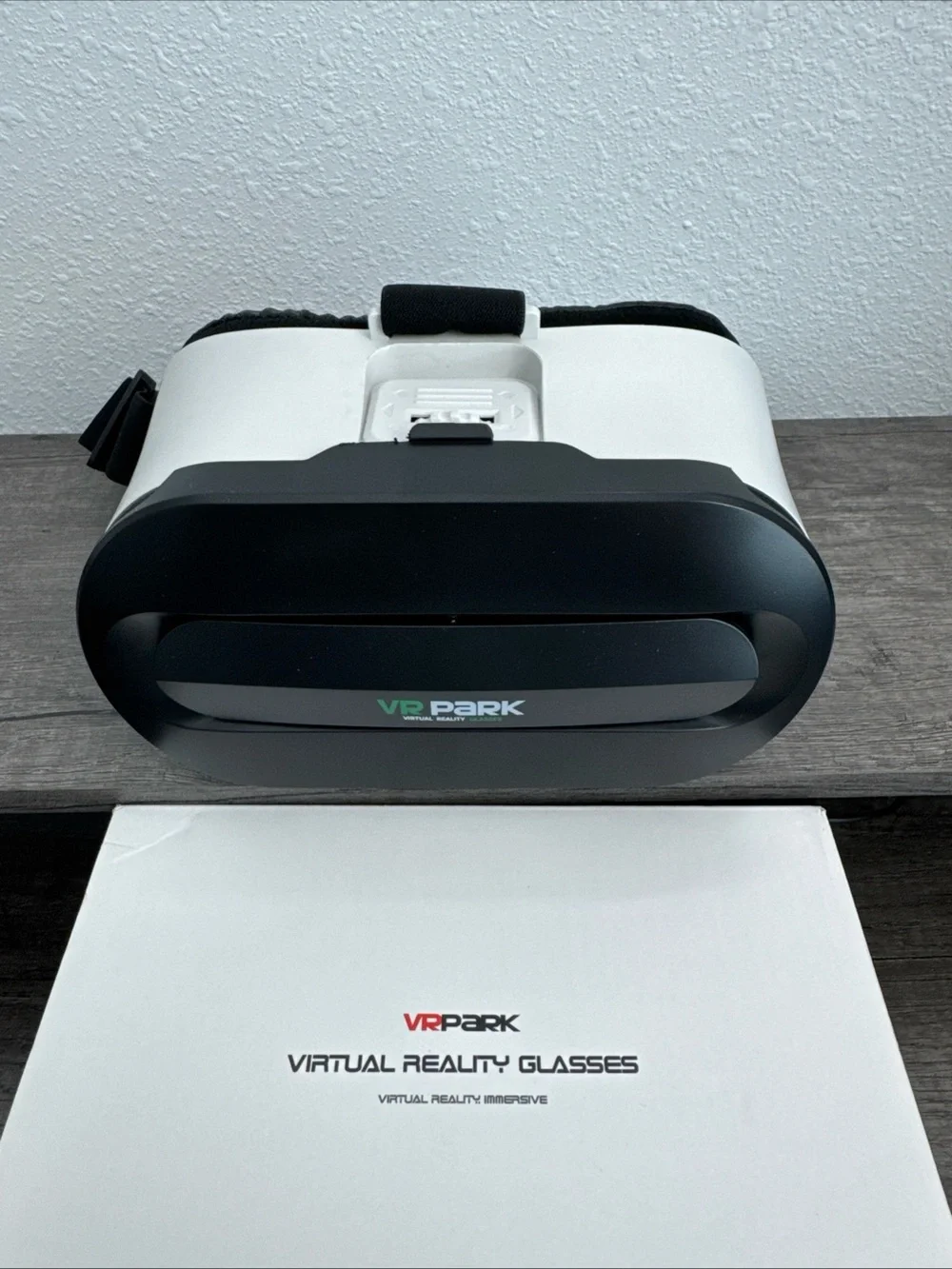 White and Black VR Headset with Adjustable Head Strap virtual reality